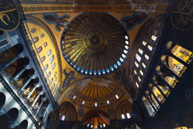 İstanbul Türkiye - 2.4.2021: Ayasofya 'nın İçi. İstanbul 'daki Ayasofya Büyük Camii. İstanbul 'a git. Eski kilise. Ramazan ve kandil arkaplan fotoğrafı.
