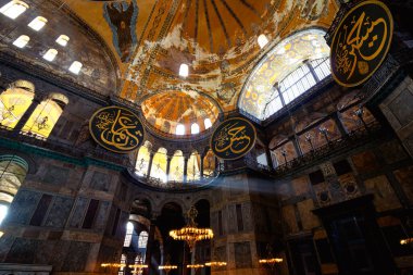İstanbul Türkiye - 2.4.2021: Ayasofya 'nın İçi. İstanbul 'daki Ayasofya Büyük Camii. İstanbul 'a git. Eski kilise. Ramazan, iftar, kandil, kadir gecesi (laylat al-qadr), İslami yeni yıl, Kurban Bayramı arkaplan fotoğrafı.