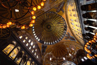 İstanbul Türkiye - 2.4.2021: Ayasofya 'nın İçi. İstanbul 'daki Ayasofya Büyük Camii. İstanbul 'a git. Ramazan, iftar, kandil, kadir gecesi (laylat al-qadr), İslami yeni yıl, Kurban Bayramı arkaplan fotoğrafı.