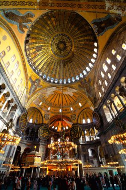 İstanbul hindisi - 2.4.2021: Ayasofya 'da turistler. Ayasofya arka plan fotoğrafı. Eski kilise ve müze. Ramazan, iftar, kandil, kadir gecesi (laylat el kadir), İslami yeni yıl, bayram mübarek arkaplan fotoğrafı.