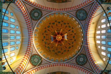 İstanbul Türkiye - 2.4.2021: İstanbul 'daki Süleyman Camii' nin içi. Ramazan, kandil ve iftar arkaplan fotoğrafı. İstanbul 'un camii. Ramazan, iftar, kandil, kadir gecesi (laylat al-qadr), İslami yeni yıl, Kurban Bayramı arkaplan fotoğrafı.