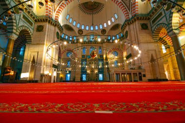 İstanbul Türkiye - 2.4.2021: İstanbul 'daki Süleyman Camii' nin içi. Ramazan, iftar, kandil, kadir gecesi (laylat al-qadr), İslami yeni yıl, Kurban Bayramı arkaplan fotoğrafı.