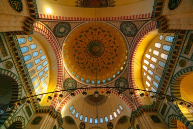 İstanbul Türkiye - 2.4.2021: İstanbul 'daki Süleyman Camii' nin içi. Ramazan, iftar, kandil, kadir gecesi (laylat al-qadr), İslami yeni yıl, Kurban Bayramı arkaplan fotoğrafı.