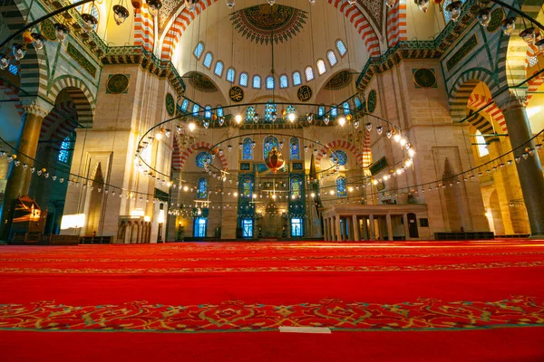 İstanbul Türkiye - 2.4.2021: İstanbul 'daki Süleyman Camii' nin içi. Ramazan, iftar, kandil, kadir gecesi (laylat al-qadr), İslami yeni yıl, Kurban Bayramı arkaplan fotoğrafı.