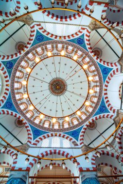 İstanbul Türkiye - 1.7.2021: İstanbul 'daki Rustem Pasa Camii' nin İçi. Ramazan, iftar, kandil, kadir gecesi (laylat al-qadr), İslami yeni yıl, Kurban Bayramı arkaplan fotoğrafı.