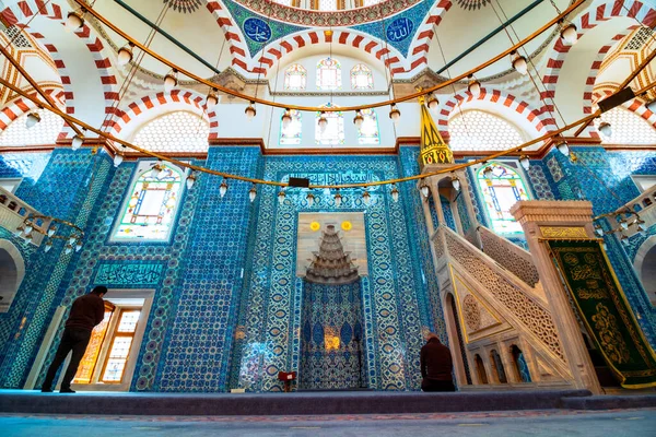 İstanbul Türkiye - 1.7.2021: İstanbul 'daki Rustem Pasa Camii' nin İçi. Ramazan, iftar, kandil, kadir gecesi (laylat al-qadr), İslami yeni yıl, Kurban Bayramı arkaplan fotoğrafı.