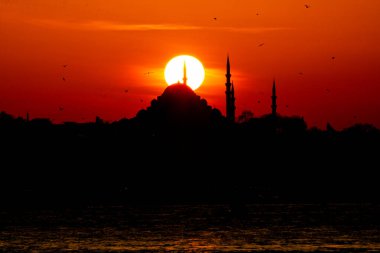 Sunset 'teki Süleyman Camii' nin silueti. Ramazan, iftar, kandil, kadir gecesi (laylat el Kadir), İslami yeni yıl, Kurban Bayramı arkaplan fotoğrafı. İstanbul camileri.