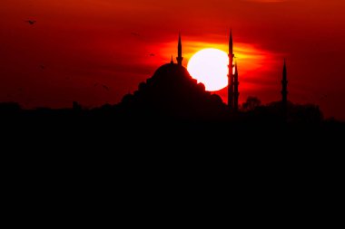 Sunset 'teki Süleyman Camii' nin silueti. Ramazan, iftar, kandil, kadir gecesi (laylat al-qadr), İslami yeni yıl, Kurban Bayramı arkaplan fotoğrafı.