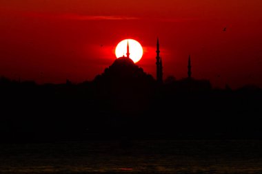 Sunset 'teki Süleyman Camii' nin silueti. Ramazan, iftar, kandil, kadir gecesi (laylat al-qadr), İslami yeni yıl, Kurban Bayramı arkaplan fotoğrafı.