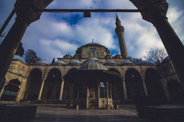 İstanbul Kadirga 'daki Sokollu Mehmet Paşa Camii. İstanbul 'un camileri. Ramazan, iftar, kandil, kadir gecesi (laylat al-qadr), İslami yeni yıl, Kurban Bayramı arkaplan fotoğrafı.