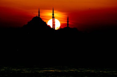 Sunset 'teki Süleyman Camii' nin silueti. Ramazan, iftar, kandil, kadir gecesi (laylat al-qadr), İslami yeni yıl, Kurban Bayramı arkaplan fotoğrafı.