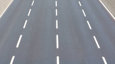 Arabasız dört şeritli yol. Boş yol. Otoyol, yol, seyahat, şehir arkaplan fotoğrafı. Ulaşım arkaplan fotoğrafı. 