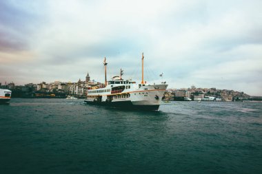 İstanbul 'da Feribot ve Galata Kulesi
