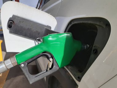 Yakıt pompası odaklı bir arabaya yakıt doldurmak. Petrol fiyatları. Benzin pompası enjektörüyle arabayı dolduruyorum..