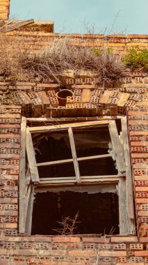 Terk edilmiş binanın penceresi. Mahvolmuş ev geçmişi. Terk edilmiş yerler. 