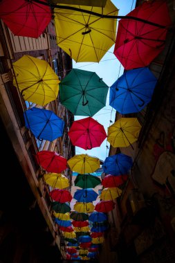 Karaköy İstanbul 'da sokakta asılı çok renkli şemsiyeler. Şemsiye süslemeleri. Şemsiye Sokağı. 