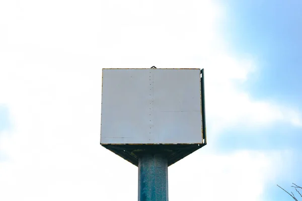 Чистый Треугольный Щит Облачном Фоне Неба Пустой Рекламный Щит Биллборд — стоковое фото