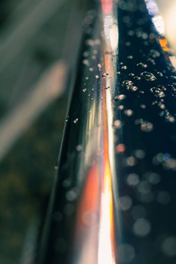 Su damlalı metal korkulukların soyut arkaplanı. Seçici odaklanma. Yüksek kalite fotoğraf