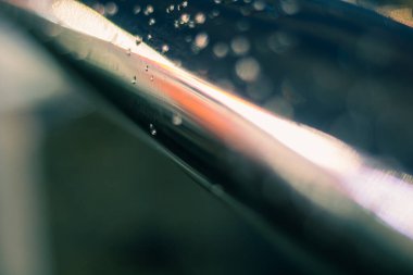 Su damlalı metal korkulukların soyut arkaplanı. Seçici odaklanma. Yüksek kalite fotoğraf