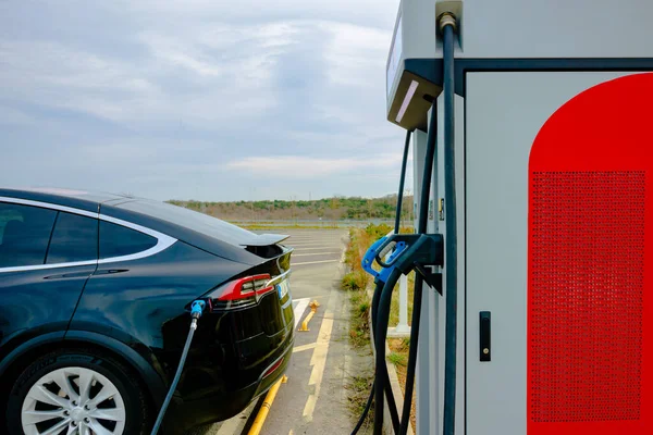 EV arabası şarj edildi ve EV şarj istasyonu kuruldu. Otoyolun yanındaki elektrikli araba şarj istasyonu. Elektrikli araba. Sıfır emisyon arabası şarj. Karbonsuz