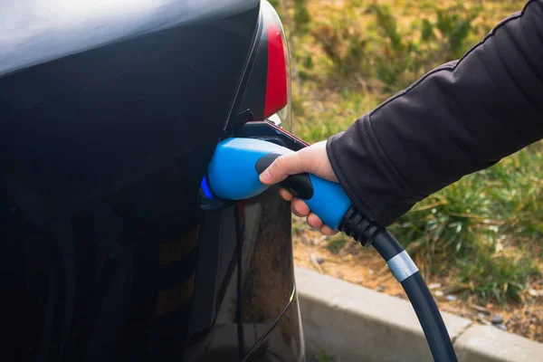 Mężczyzna Trzymający Załączoną Ładowarkę Pojeździe Elektrycznym Wysokiej Jakości Zdjęcie Ładuję — Zdjęcie stockowe