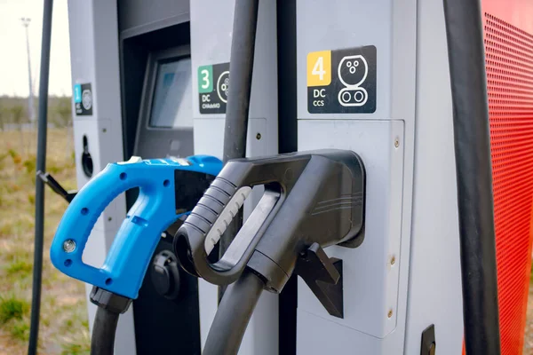 EV şarj cihazlarının tipleri odak noktasında. AC EV şarj aleti. EV 'nin hızlı şarjı hazır. Alternatif enerji. Elektrikli araba şarj istasyonu. Yüksek kalite fotoğraf