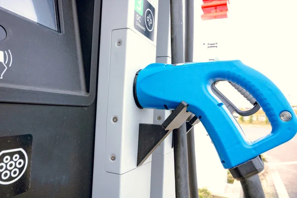 EV şarj cihazlarının tipleri odak noktasında. AC EV şarj aleti. EV 'nin hızlı şarjı hazır. Alternatif enerji. Elektrikli araba şarj istasyonu. Yüksek kalite fotoğraf