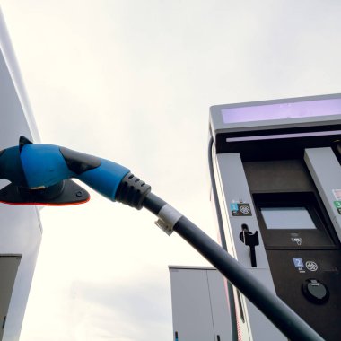 EV arabası şarj edildi ve EV şarj istasyonu