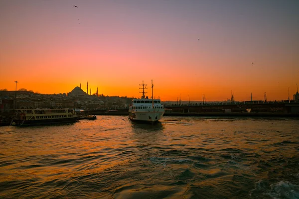 Stadsbilden i Istanbul vid solnedgången från en färja på Bosporen. — Stockfoto