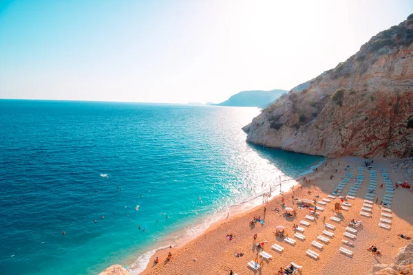 Antalya Türkiye - 6.8.2021: Türkiye 'de Kaputas Sahili gün batımında. Kaputas Plaji. Türkiye 'nin en güzel plajlarından biri..