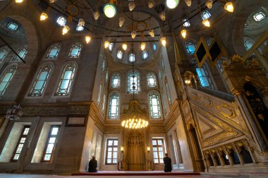 İstanbul Türkiye - 4.27.2021: İstanbul 'daki Eyup Sultan Camii. Ramazan, kandil, iftar, laylat al-Qadr (kadir gecesi), İslami yeni yıl, İslami mimari arkaplan fotoğrafı.