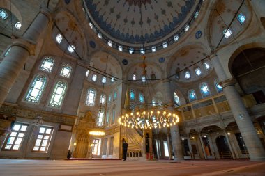 İstanbul Türkiye - 4.27.2021: İstanbul 'daki Eyup Sultan Camii. Ramazan, kandil, iftar, laylat al-Qadr (kadir gecesi), İslami yeni yıl, İslami mimari arkaplan fotoğrafı.