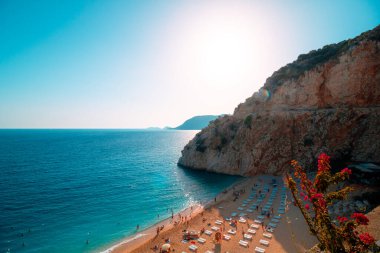 Antalya Türkiye - 6.8.2021: Türkiye 'de Kaputas Sahili gün batımında. Kaputas Plaji. Türkiye 'nin en güzel plajlarından biri..