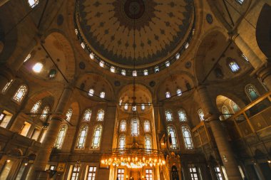 İstanbul Türkiye - 4.27.2021: İstanbul 'daki Eyup Sultan Camii. Ramazan, kandil, iftar, laylat al-Qadr (kadir gecesi), İslami yeni yıl, İslami mimari arkaplan fotoğrafı.
