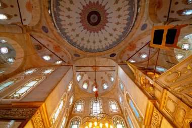 İstanbul Türkiye - 4.27.2021: İstanbul 'daki Eyup Sultan Camii. Ramazan, kandil, iftar, laylat al-Qadr (kadir gecesi), İslami yeni yıl, İslami mimari arkaplan fotoğrafı.