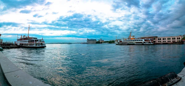 Istambul Turquia 2021 Vista Panorâmica Balsas Perto Cais Kadikoy Kadikoy — Fotografia de Stock