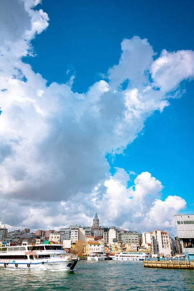 Galata Tower i Istanbul med molnig himmel — Stockfoto