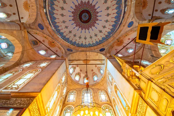 Interior de la Mezquita Eyup Sultan en Estambul — Foto de Stock