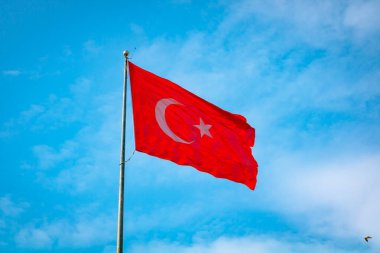 Bulutlu gökyüzünde Türk Bayrağı. Türk milleti. Türk milli günleri. 23 Nisan, 19 Mayıs, 15 Temmuz, 29 Ekim, 30 Ağustos, 10 Kasım