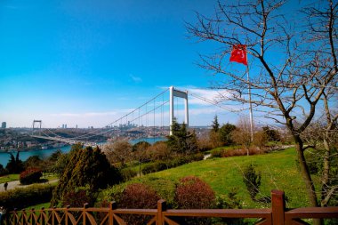 Fatih Sultan Mehmet Köprüsü ve Türkiye Bayrağı ile Otagtepe 'den İstanbul şehri manzarası. İstanbul ve Türkiye 'nin arka plan fotoğrafı. İstanbul 'a git. Türk ulusal günleri.