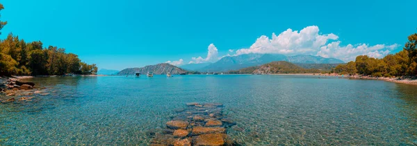Arka planda Phaselis Sahili ve Bey Dağları 'nın panoramik manzarası var. Tekirova Antalya hindisi. Antalya 'daki Phaselis Antik Kenti' nin güney limanı. Türkiye 'de turizm.