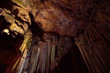 Aşağıdan bir mağaranın sarkıtları