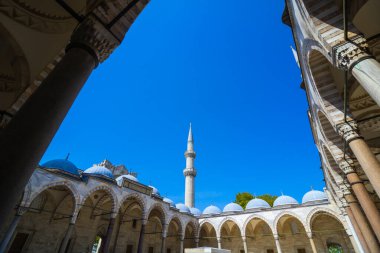Avludan Süleyman Camii 'nin panoramik manzarası. İstanbul 'un simgeleri.
