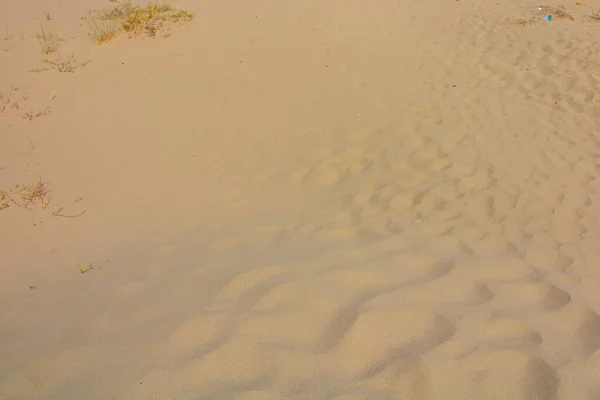 波状砂丘の概要背景。砂の上のパターン. — ストック写真