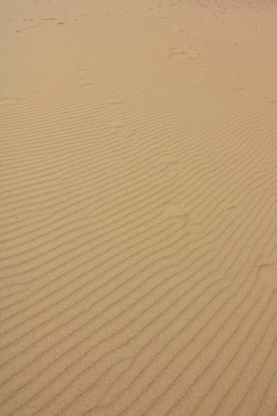 波状砂丘の抽象的な物語の背景。砂の上の模様. — ストック写真