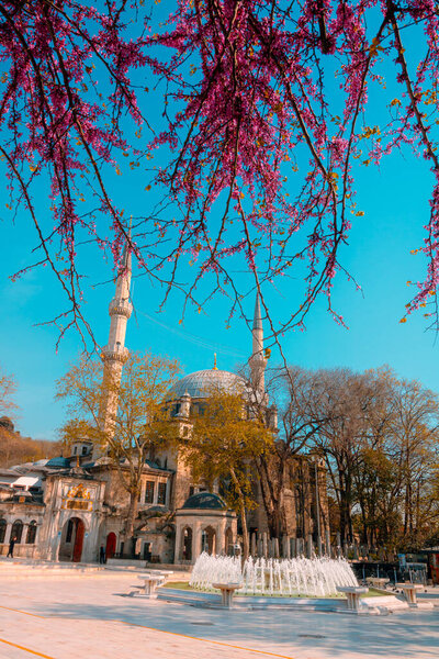 Eyup Sultan Mosque at spring. Fountain in the Eyupsultan Square. Ramadan, kandil, iftar, islamic new year, eid mubarak background photo. — Stock Image Eyup Sultan Mosque Spring Fountain Eyupsultan Square Ramadan Kandil Iftar Stock Photo