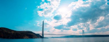 Yavuz Sultan Selim Köprüsü 'nün İstanbul' daki panoramik manzarası ve arka planda bulutlu gökyüzü. Boğaz üzerindeki üçüncü asma köprü. İstanbul 'un köprüleri. Türkiye 'nin ekonomisi ve gelişimi.