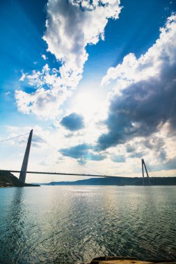 Yavuz Sultan Selim Köprüsü ve arka planda bulutlu gökyüzü. Boğaz üzerindeki üçüncü asma köprü. İstanbul 'un köprüleri. Türkiye 'nin kalkınma ve ekonomisi. 
