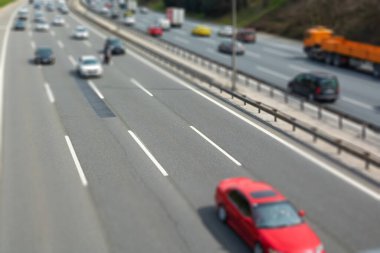 4 şeritli otoban fotoğrafında trafik vardı. Yolun seçici odak noktası. Otoyol ya da otoyol arka planı. Trafik, tatil, benzin parası, seyahat fotoğrafı. 