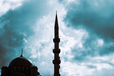 Bulutlu gökyüzü olan caminin silueti. İslami arkaplan. İstanbul 'da Yeni Cami. Ramazan, kandil, iftar, laylat el kadir, İslami yeni yıl arkaplan fotoğrafı.